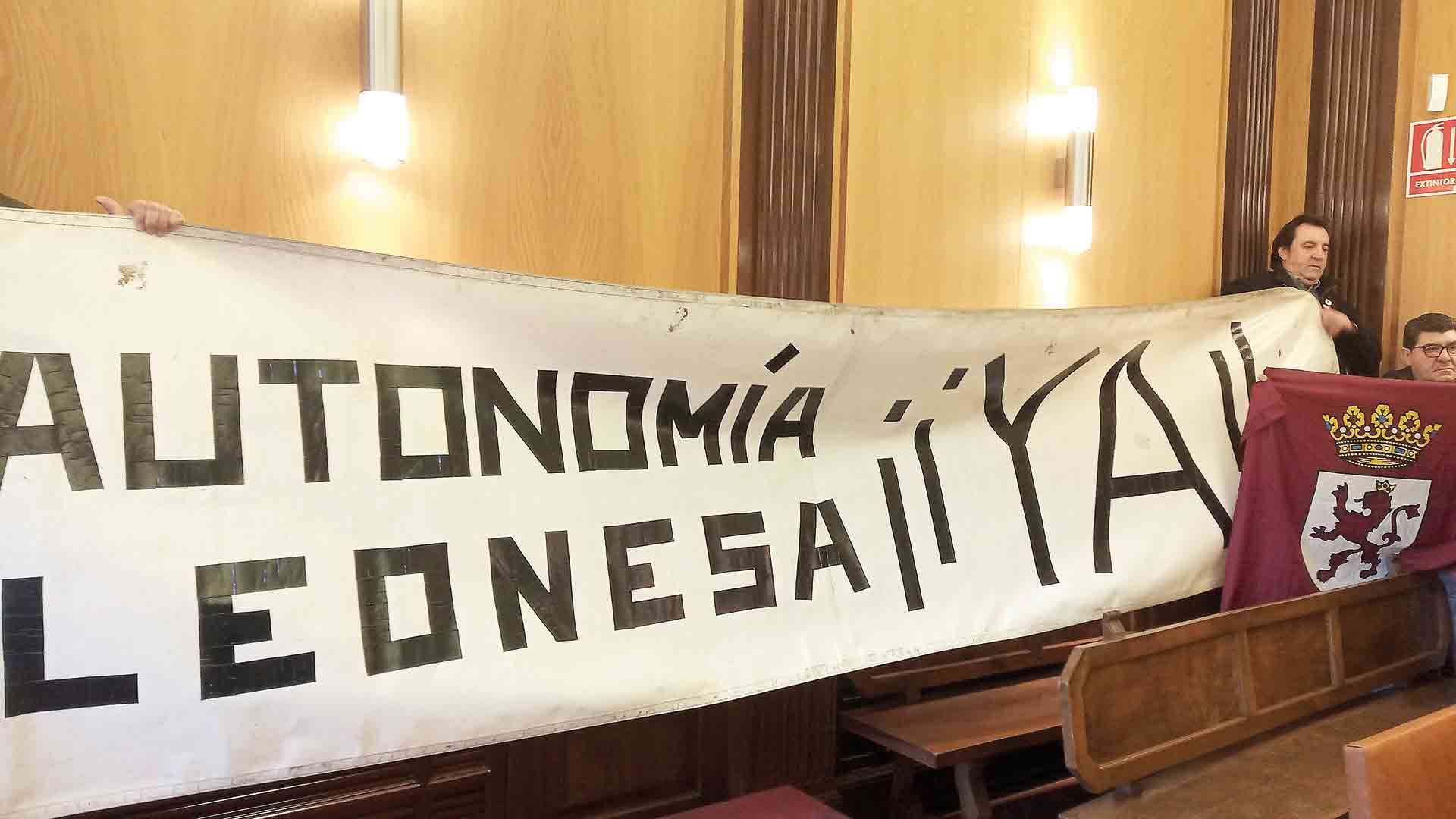 Pancarta desplegada en el pleno del Ayuntamiento de León durante la votación.