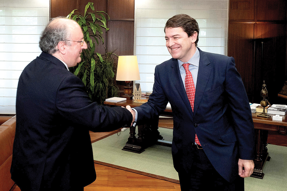 Los presidentes de la Junta, Alfonso Fernández Mañueco (d), y del CES, Enrique Cabero (i).