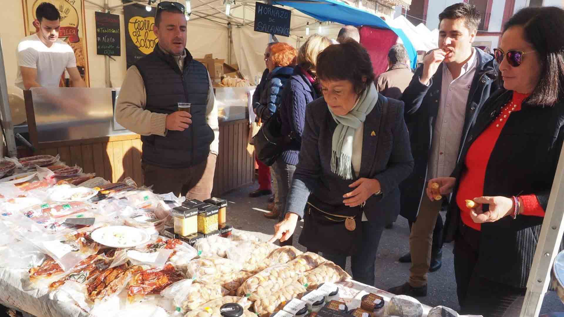 Mercedes Martín asistió ayer a la VIII Feria del Queso de Cabra y la VI Feria del Pimentón de Candeleda. / Europa Press