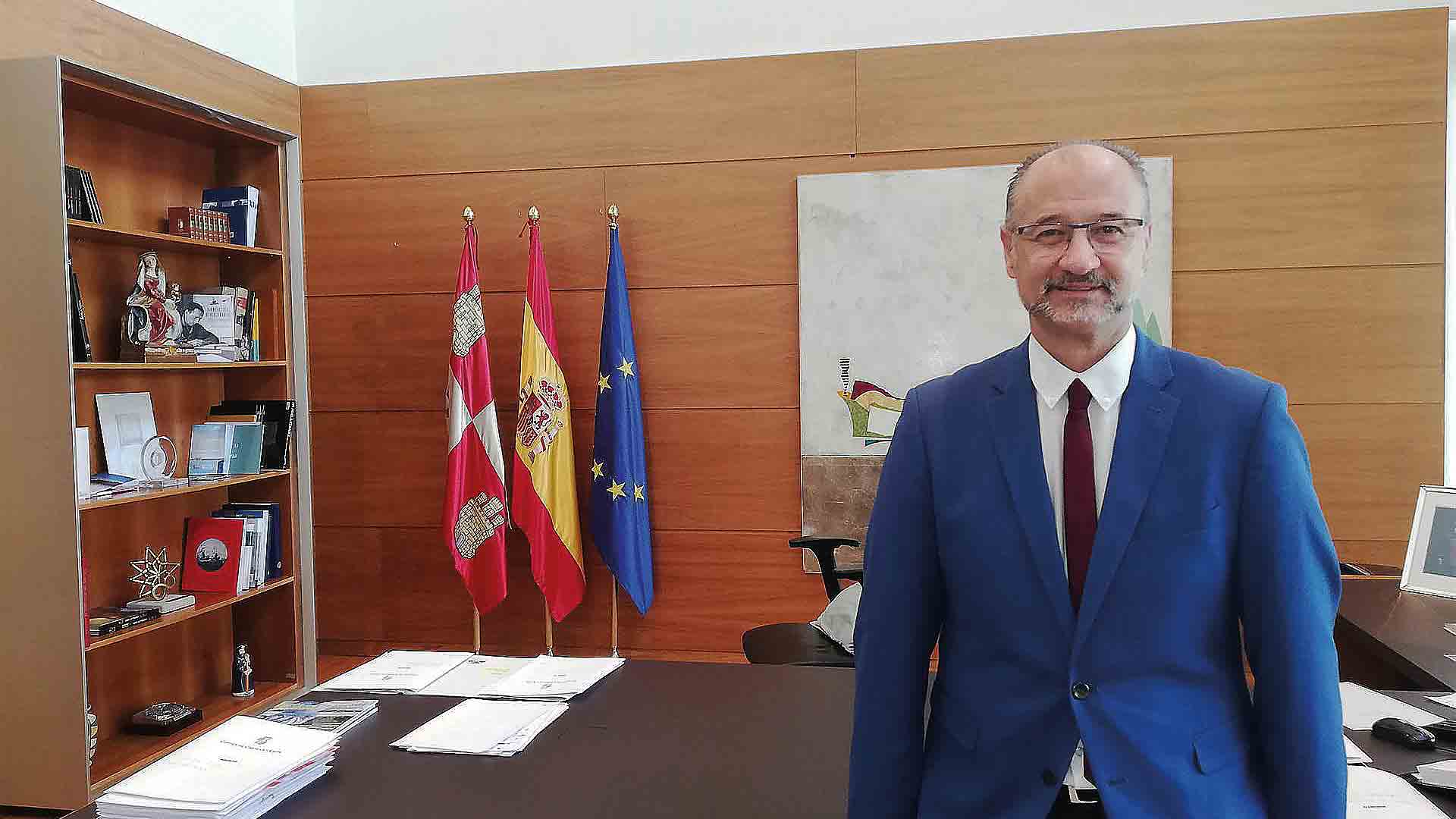 Luis Fuentes, en su despacho de las Cortes de Castilla y León. /E.P.