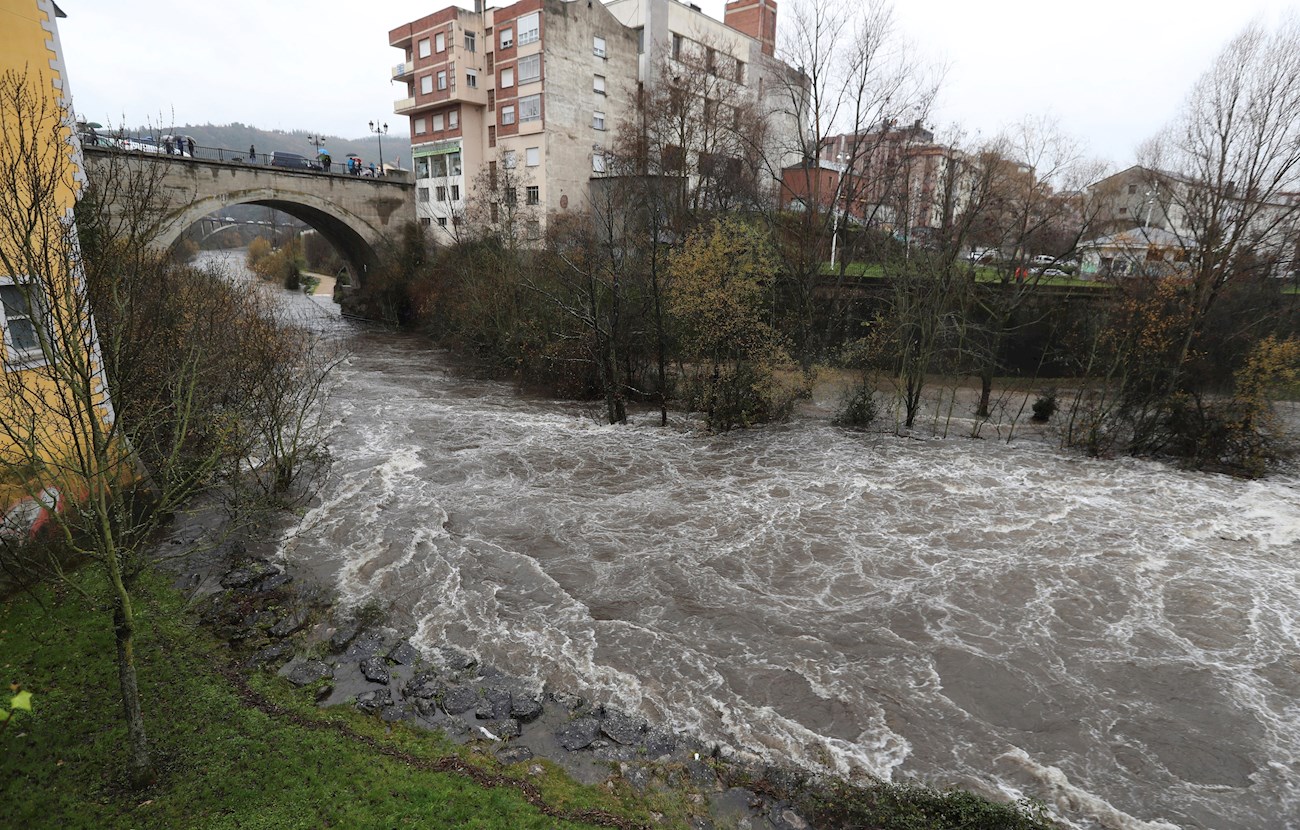 Vista del desbordamiento del río Sil a su paso por Ponferrada como consecuencia del temporal. / EFE
