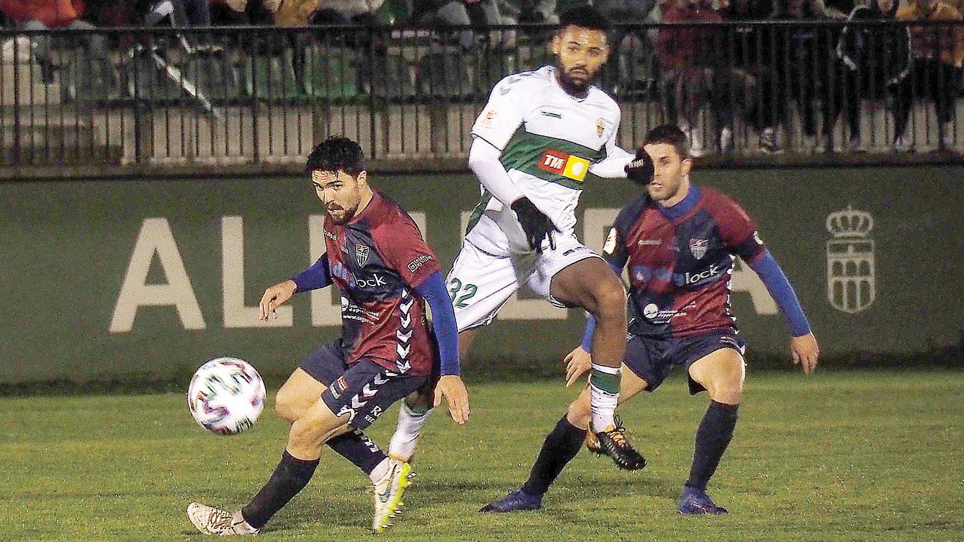 Rubén y Manu observan el balón impulsado por un jugador del Elche durante el partido de Copa del Rey. / KAMARERO