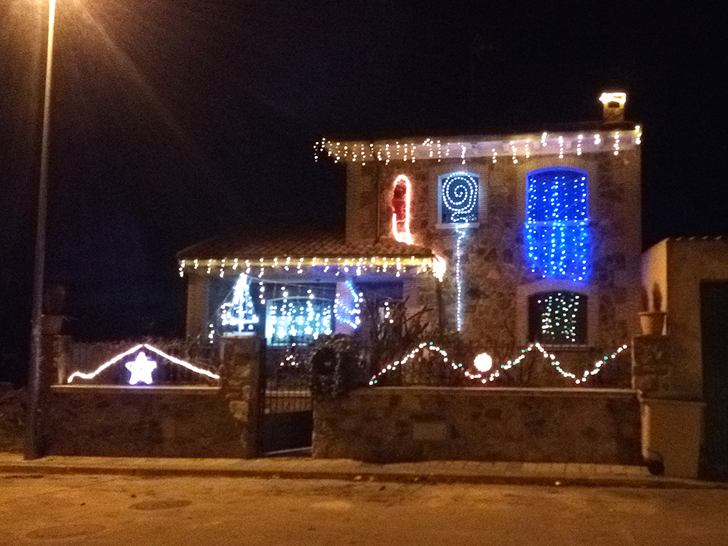 Imagen de una vivienda de Cabezuela decorada con varios motivos navideños.