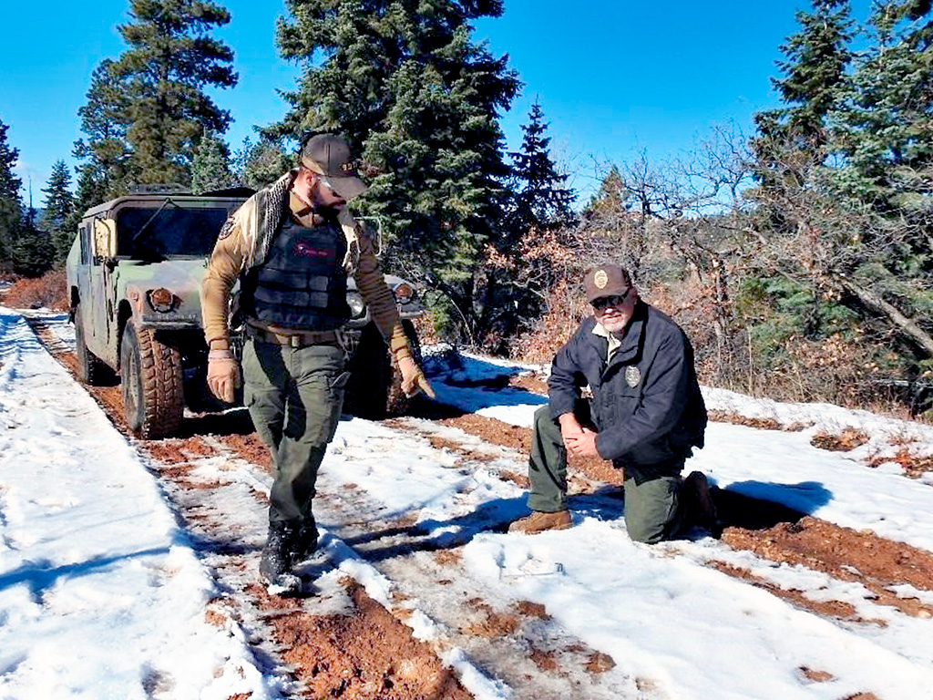 El rastreador segoviano se ha convertido en el único español que ha trabajado con los 'rangers' Jicarilla Apache. / europ press