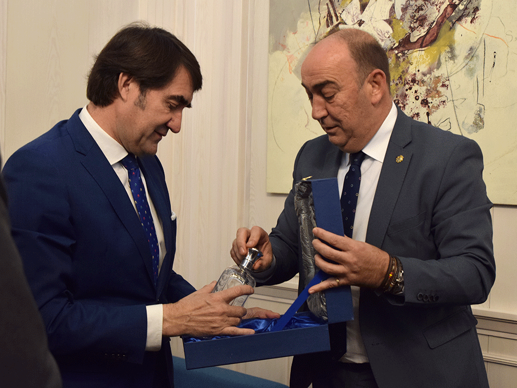 El presidente regaló al consejero un obsequio de la Real Fábrica de Cristales de La Granja. /ROCÍO PARDOS