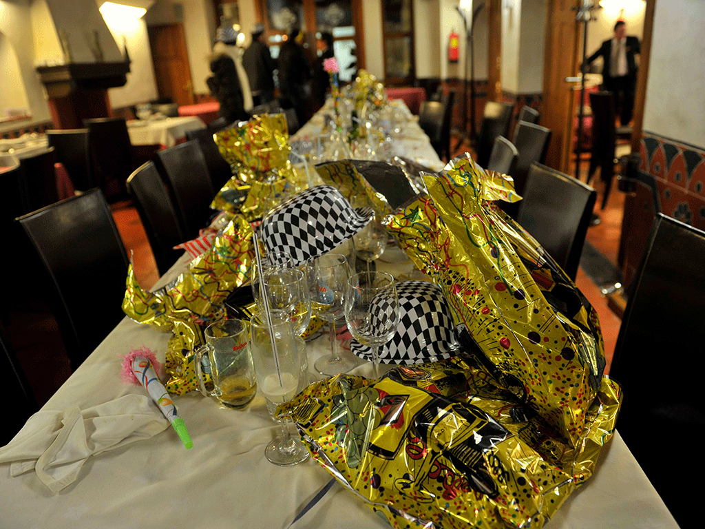 Los restos de las bolsas de cotillón ocupan las mesas de un restaurante durante la pasada Nochevieja. / Kamarero