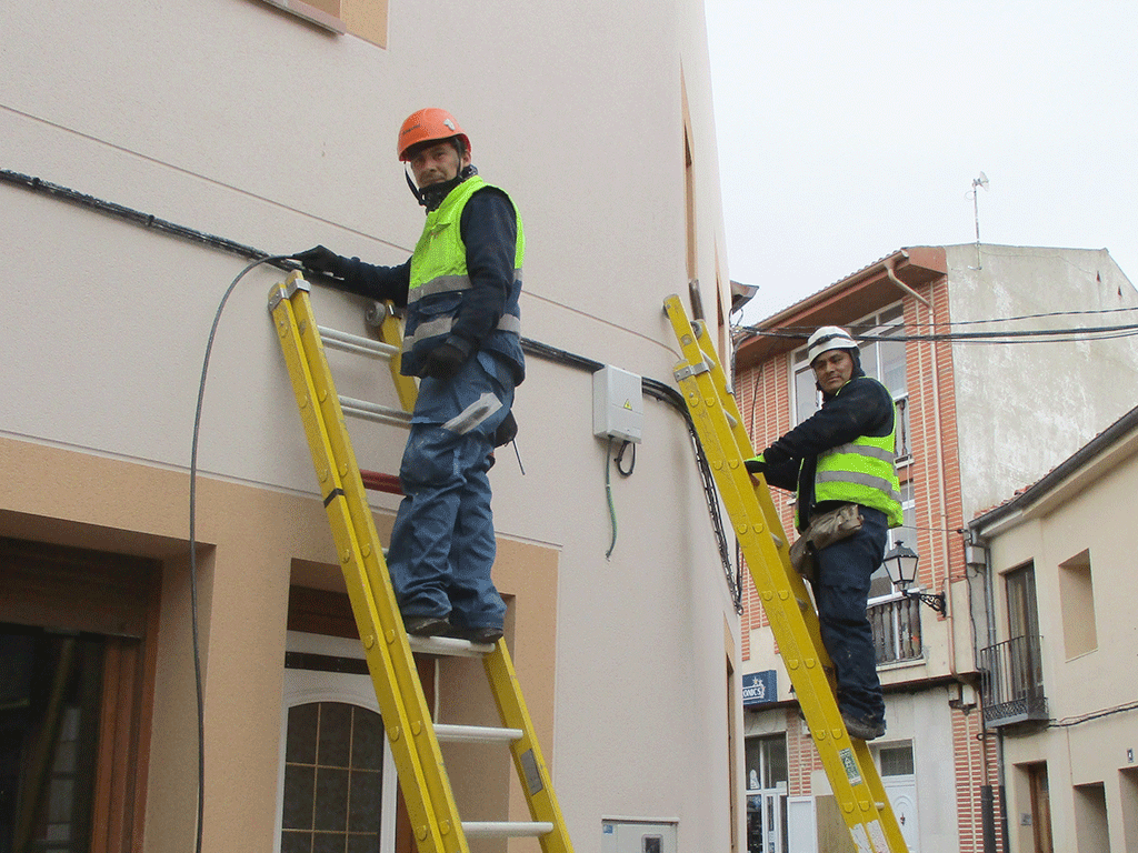 Dos operarios instalan fibra óptica. / E.A.