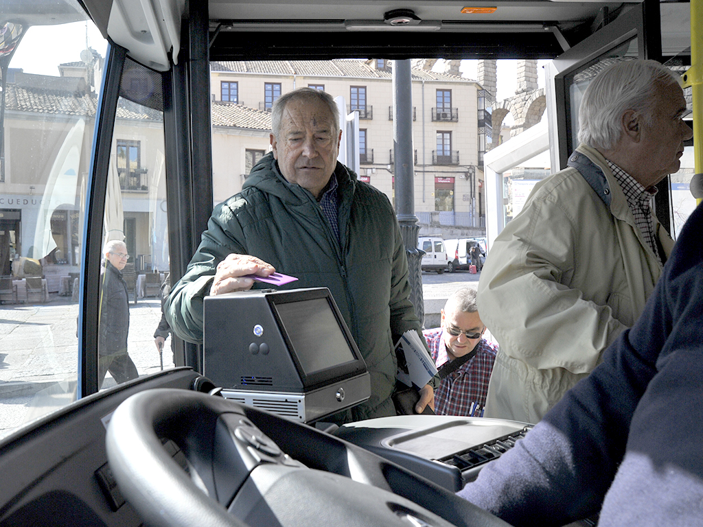 Un hombre accede a uno de los autobuses urbanos de Segovia y paga con su abono personal. / Kamarero