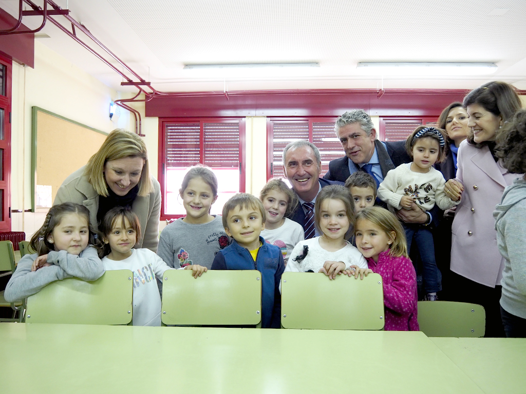 Los niños dejaron unos minutos sus dibujos para fotografiarse con las autoridades. / NEREA LLORENTE