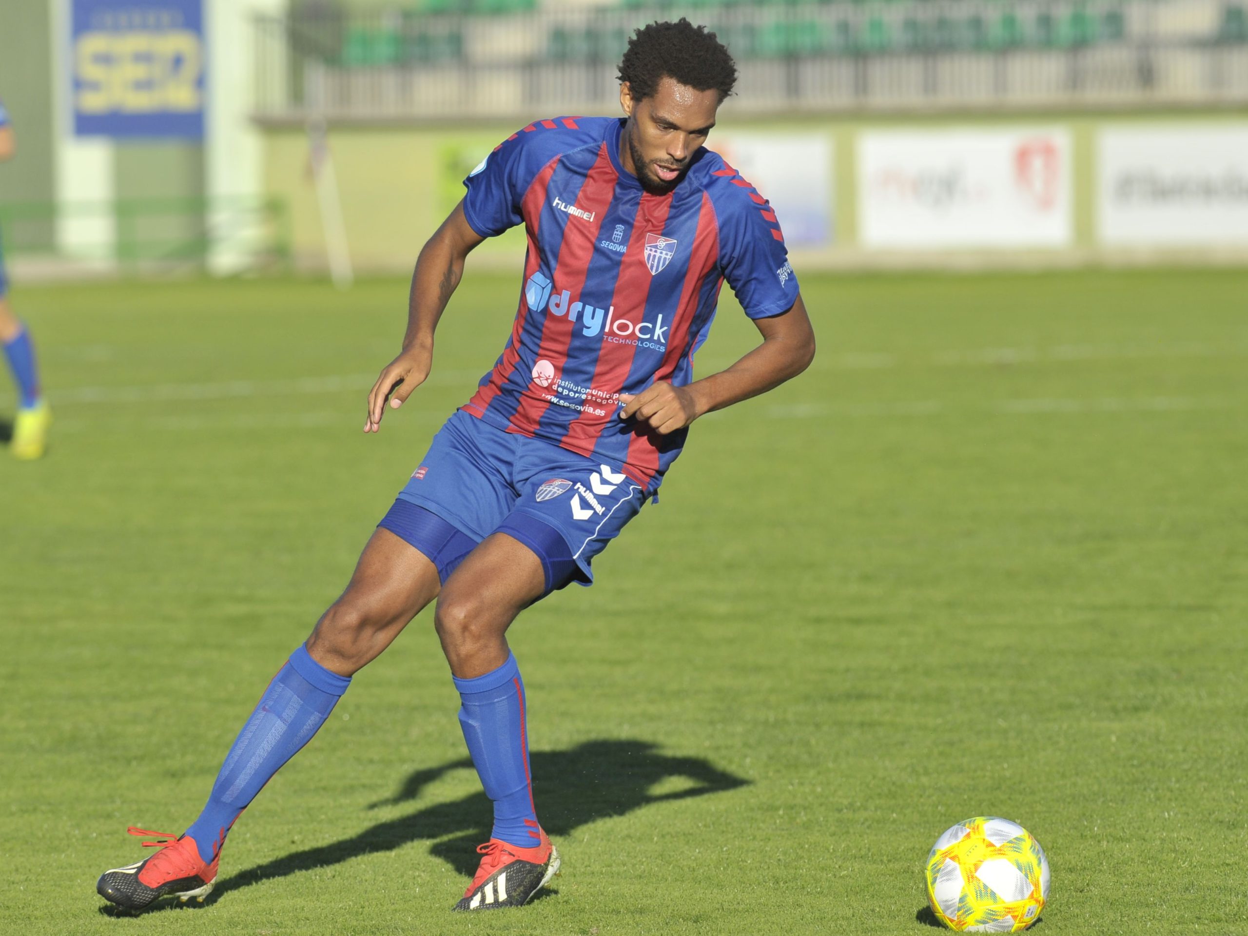 El defensa central de la Segoviana Rui Fernando controla un balón. / KAMARERO