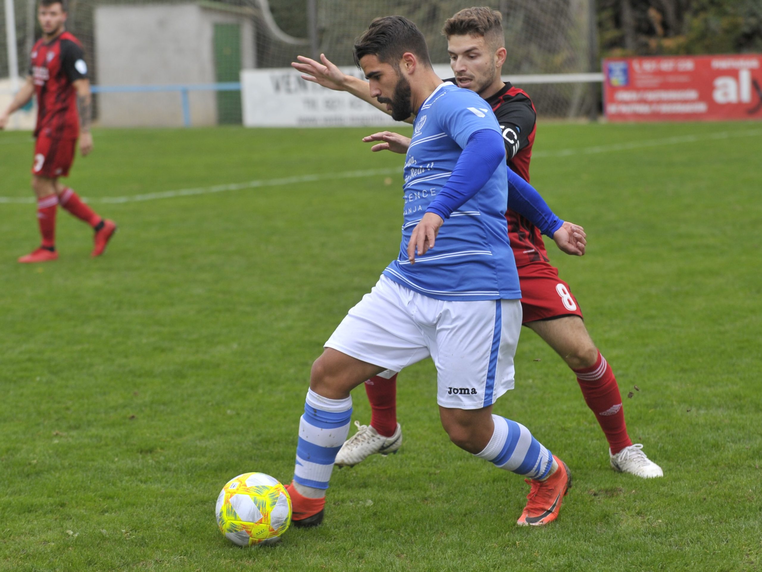 Víctor Manuel Bravo ‘Vitolo’, del CD La Granja, protege un balón ante la presión de un contrincante. / KAMARERO