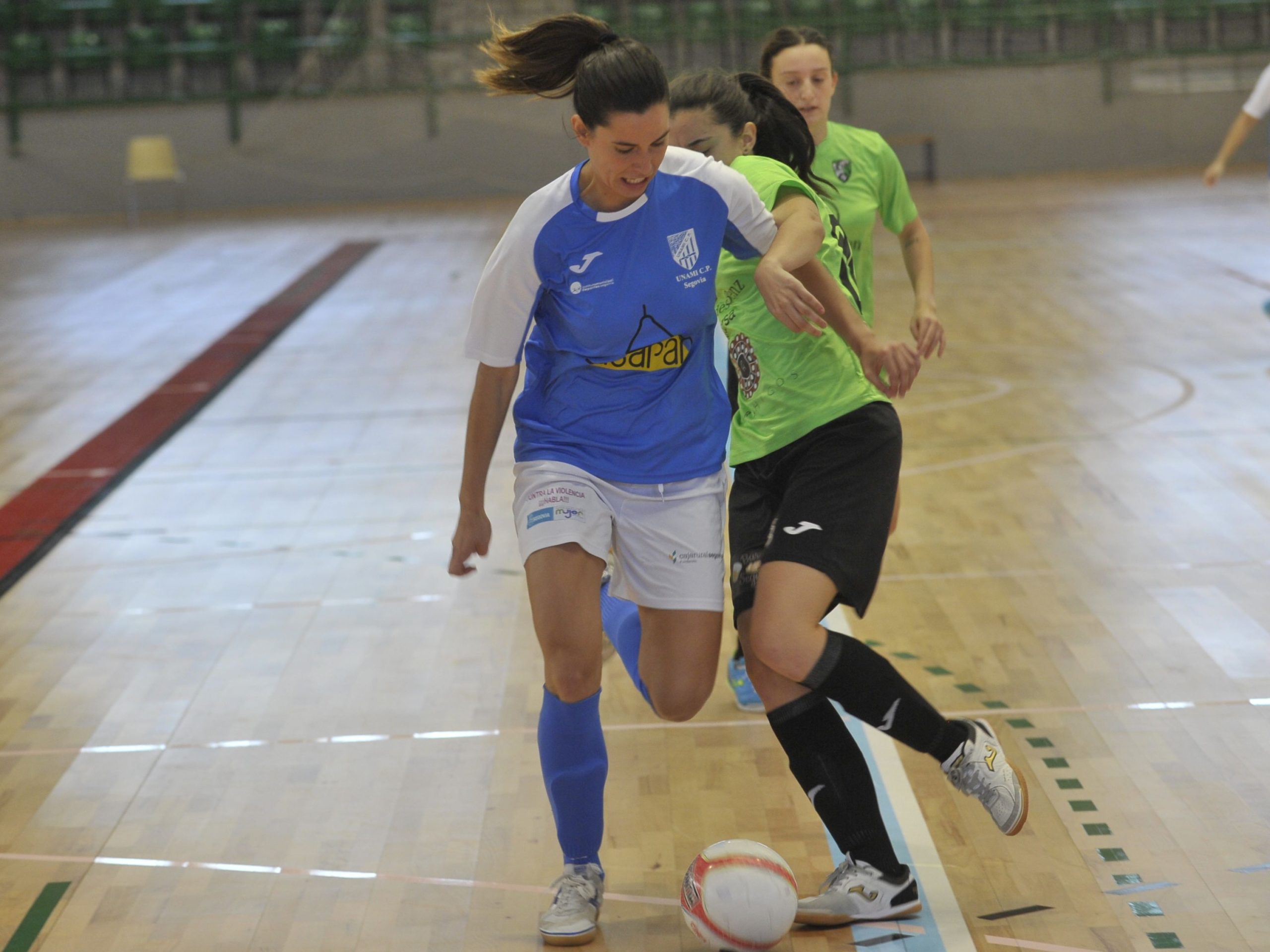 La jugadora del Unami CP Leyre Sánchez se marcha de una rival. / KAMARERO