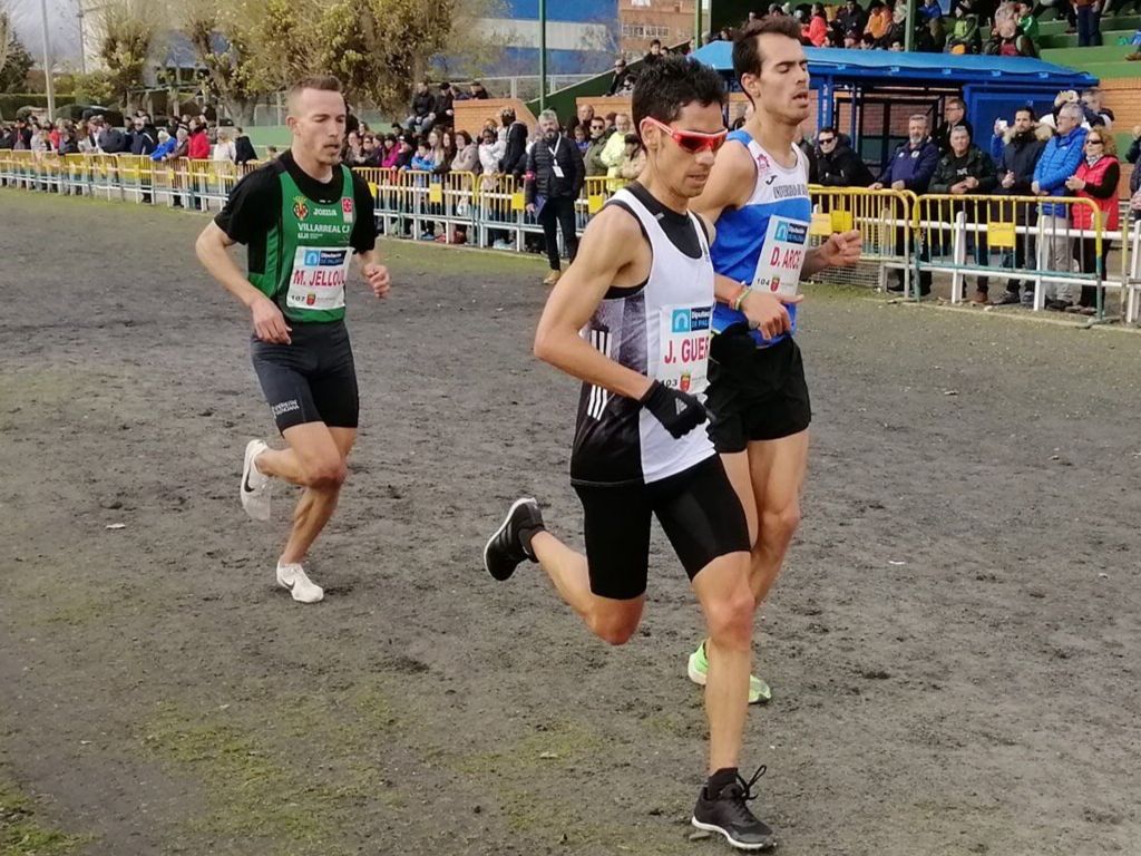 El atleta segoviano Javi Guerra completa una de las vueltas del circuito del cross de Venta de Baños. / RUNVASPORT