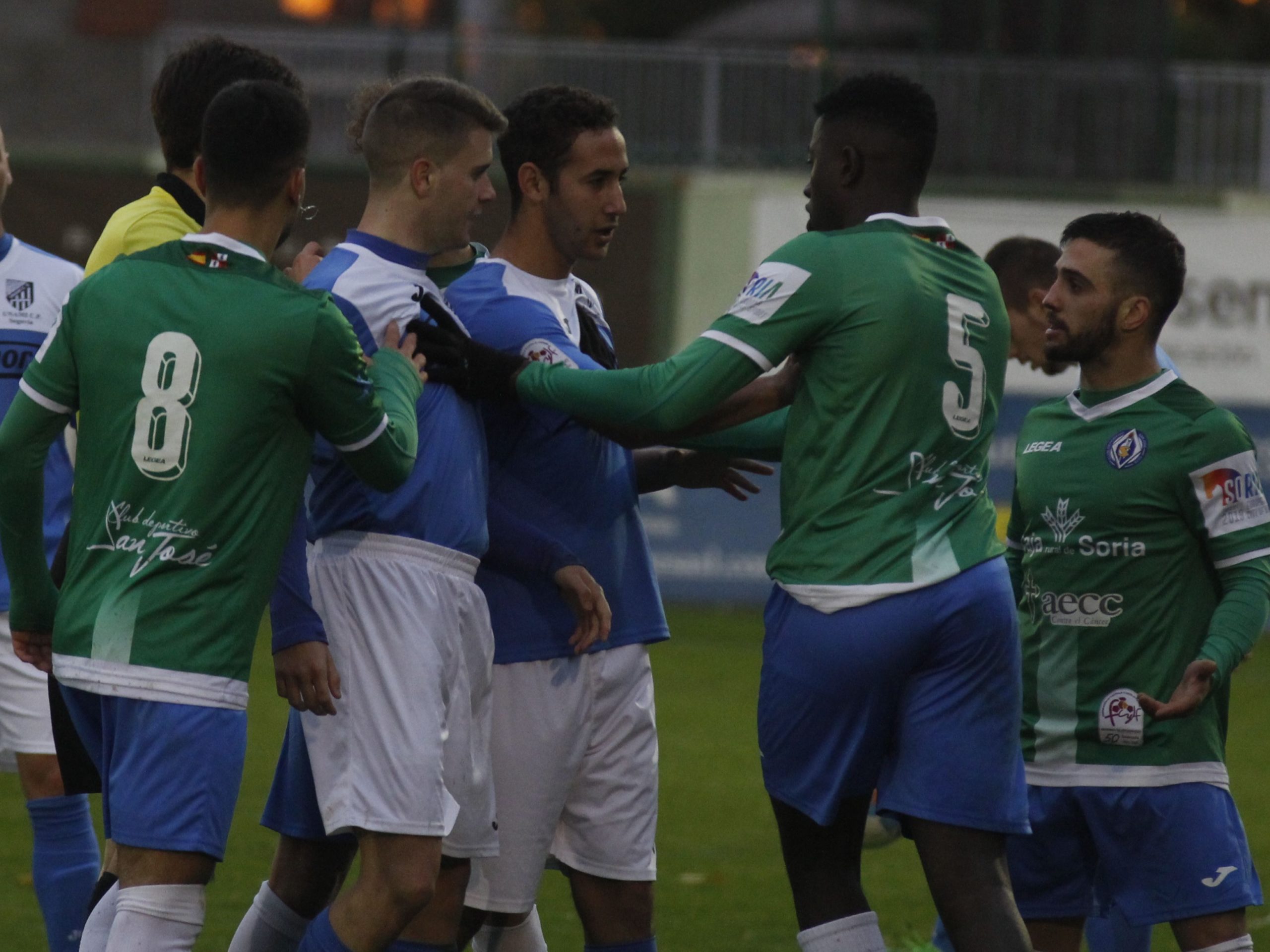 Los componentes del Unami CP y los jugadores del rival se encaran en un trance del partido. / NEREA LLORENTE