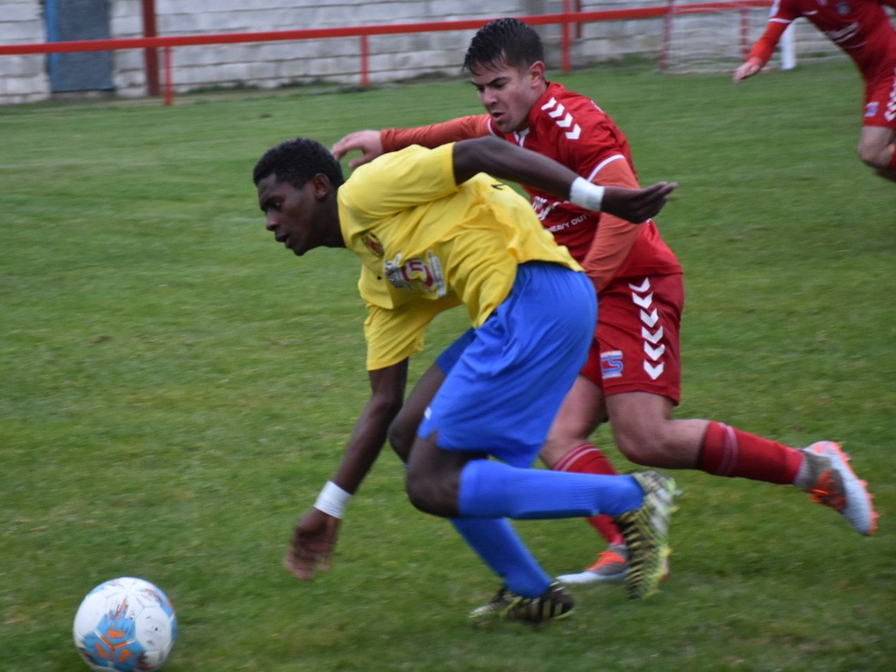 El jugador del Turégano CF Dani trata de frenar la progresión de un rival. / A.M.