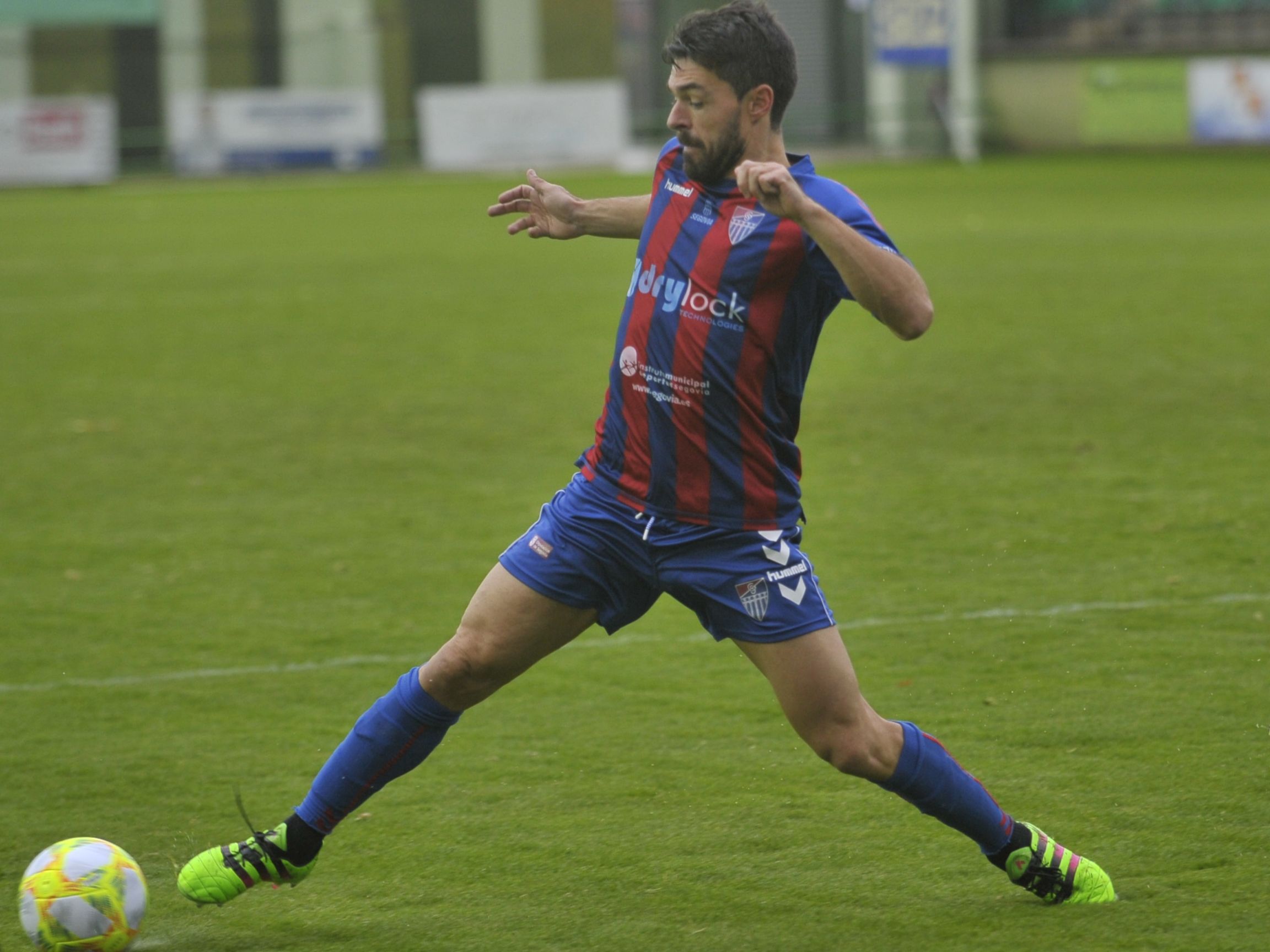 Domingo Pérez trata de hacerse con un balón. / KAMARERO