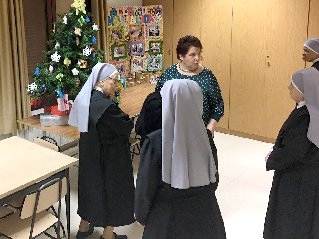 La alcaldesa visita a las Hermanitas de los Pobres el pasado 24 de diciembre. / El Adelantado