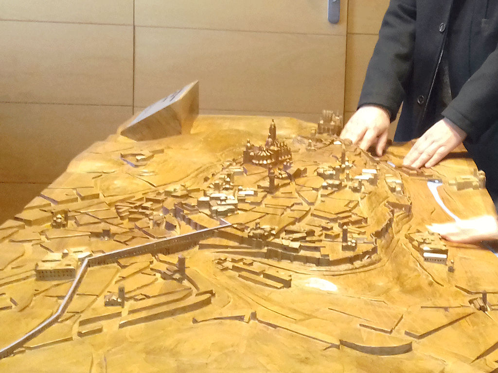 Mapa de la ciudad en relieve, adaptado para las personas ciegas. / El Adelantado