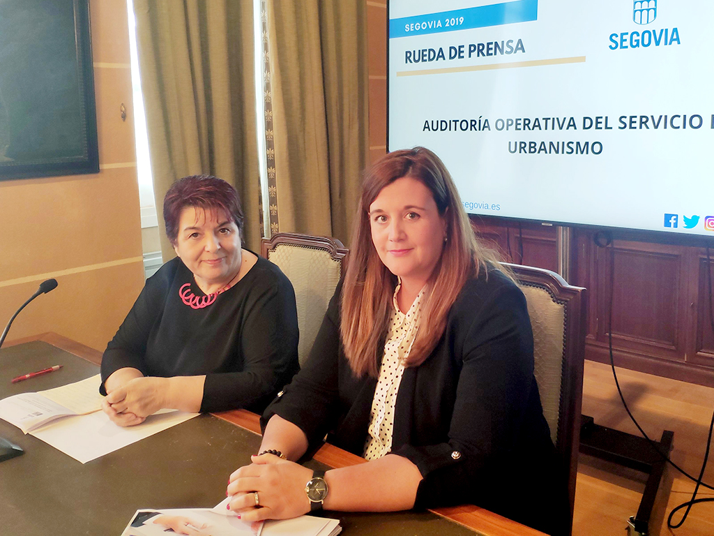 La alcaldesa, Clara Luquero, y la concejala de Urbanismo, Clara Martín, en sala de prensa. / El Adelantado