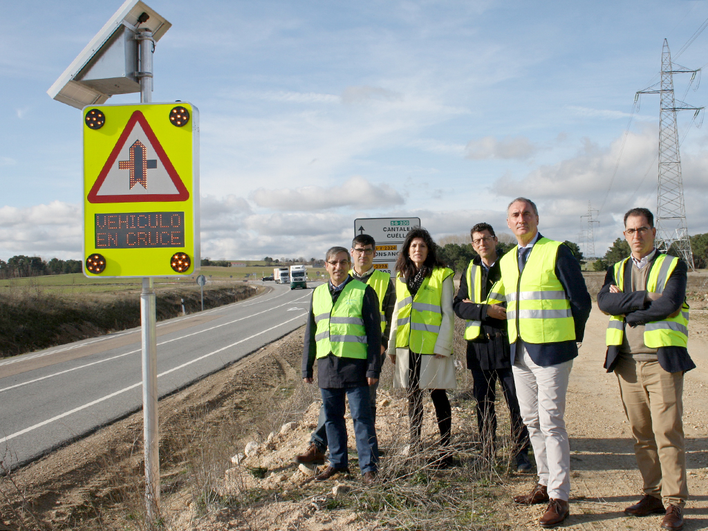 Los representantes de Fomento y del Ayuntamiento de Cantalejo, junto a la nueva señalización.