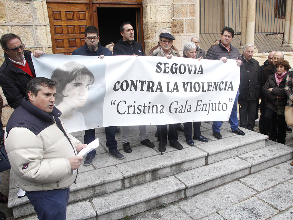 Los familiares de Cristina Gala sostienen la pancarta de la asociación ‘Segovia contra la violencia’. / NEREA LLORENTE