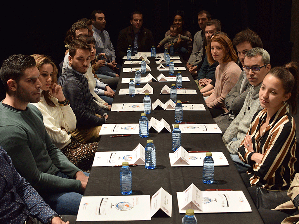 Los participantes de este Segovianos por el mundo se juntaron en torno a una mesa y compartieron su manera de afrontar esta etapa de sus vidas. / Rocio Pardos