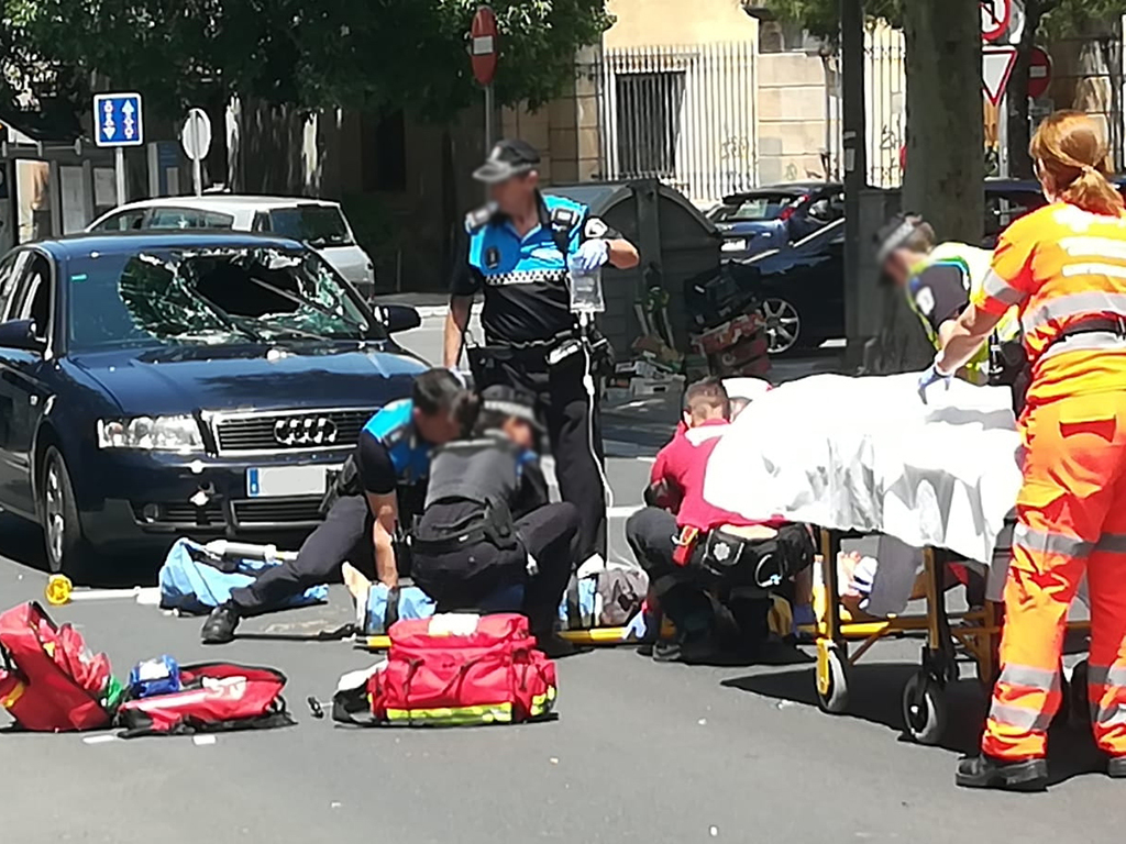 Policía local y sanitarios asisten a la víctima de un atropello en Segovia. / Kamarero