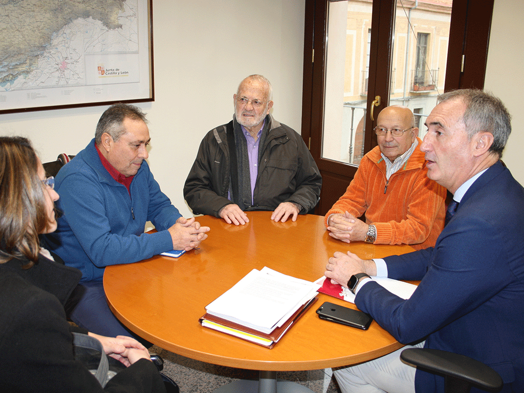 Mazarías, derecha, con los integrantes del movimiento vecinal de Nueva Segovia el día 26. / E. A.