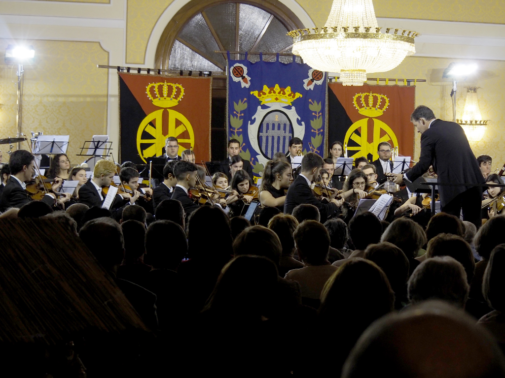 El Comedor de Alumnos de la Academia de Artillería se llenó con el concierto de la orquesta Atlántida. / Nerea Llorente