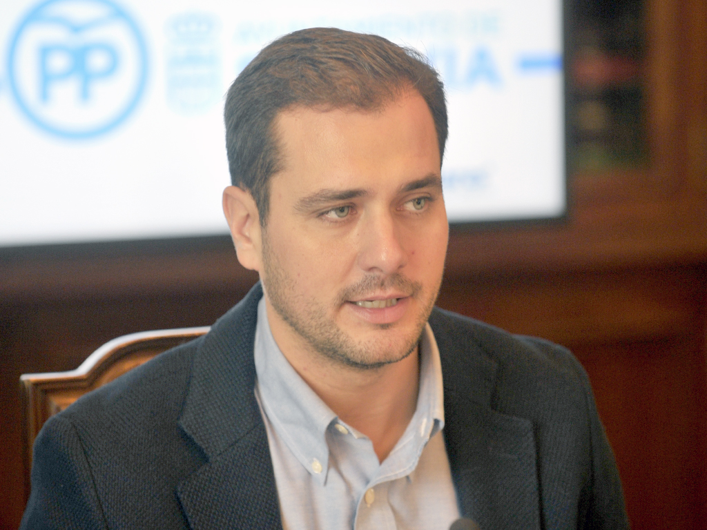 El concejal portavoz del grupo municipal del Partido Popular, Pablo Pérez, en rueda de prensa. / Kamarero