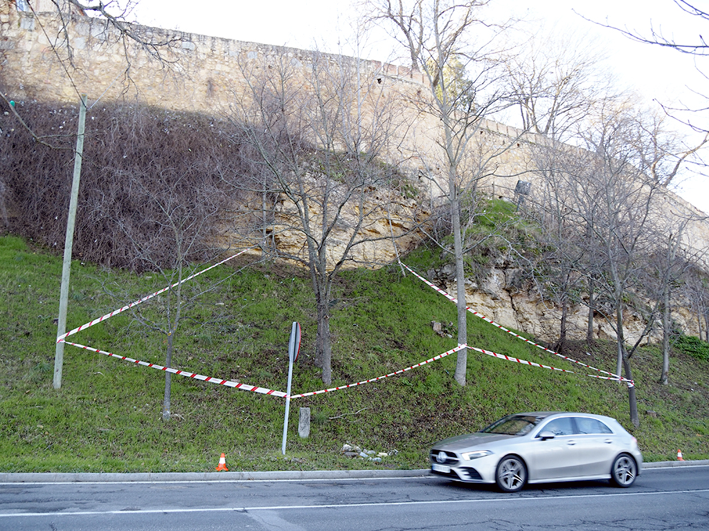 La zona donde se produjo el desprendimiento el pasado jueves permanece acordonada. / Nerea Llorente