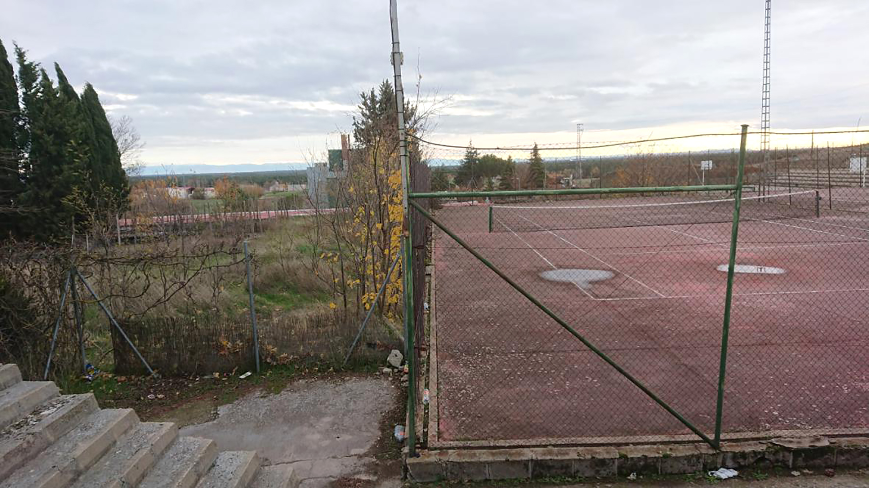 Estado actual de las pistas deportivas en varias de sus zonas. / C.N.