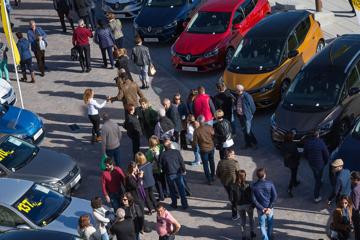 Exposición de vehículos de ocasión en la pasada Feria de Cuéllar.