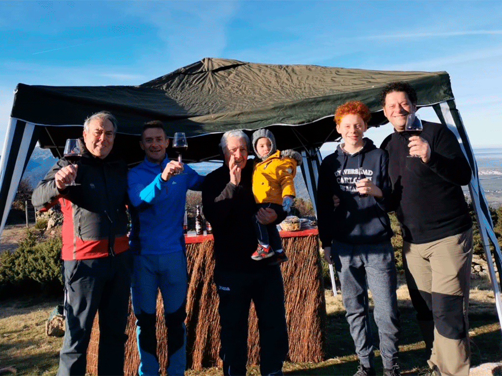 Juárez, junto a otros granjeños que han subido a la sierra a comprobar el hallazgo. / E. A.