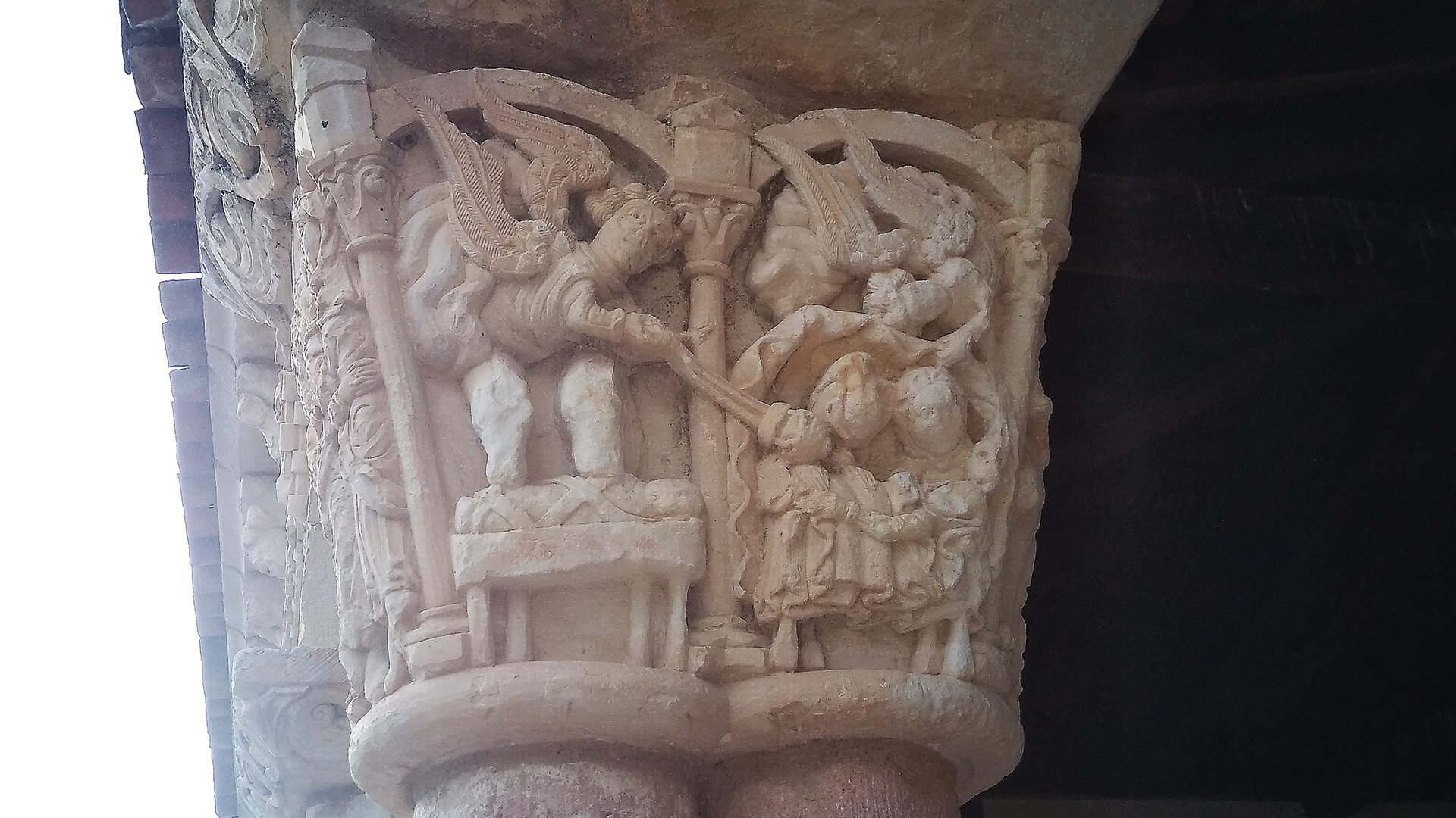 Capitel románico de la Natividad de la iglesia de Duratón. Fotografía de Víctor Sanz.