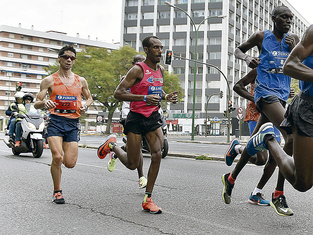 La maratón de Sevilla, clave para que Javi Guerra participe en Tokio 2020 1 Javi Guerra, durante la pasada maratón de Sevilla. / JUAN CARLOS VÁZQUEZ-DIARIO DE SEVILLA