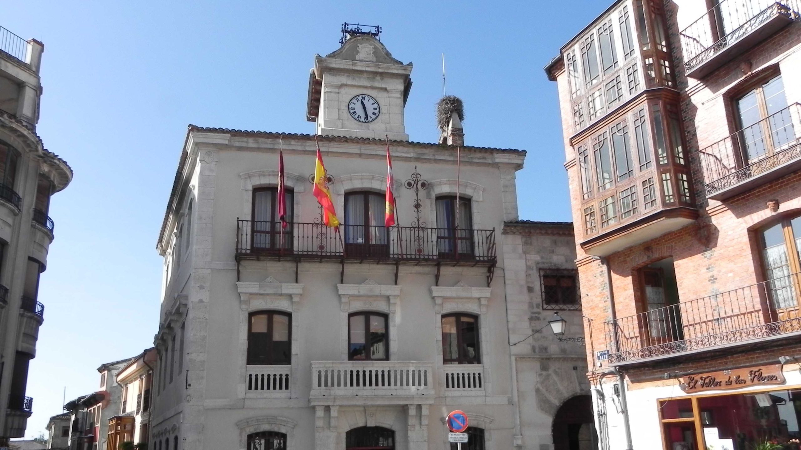 El Ayuntamiento y el resto de edificios municipales contarán con la limpieza de Royal Clean S.L.