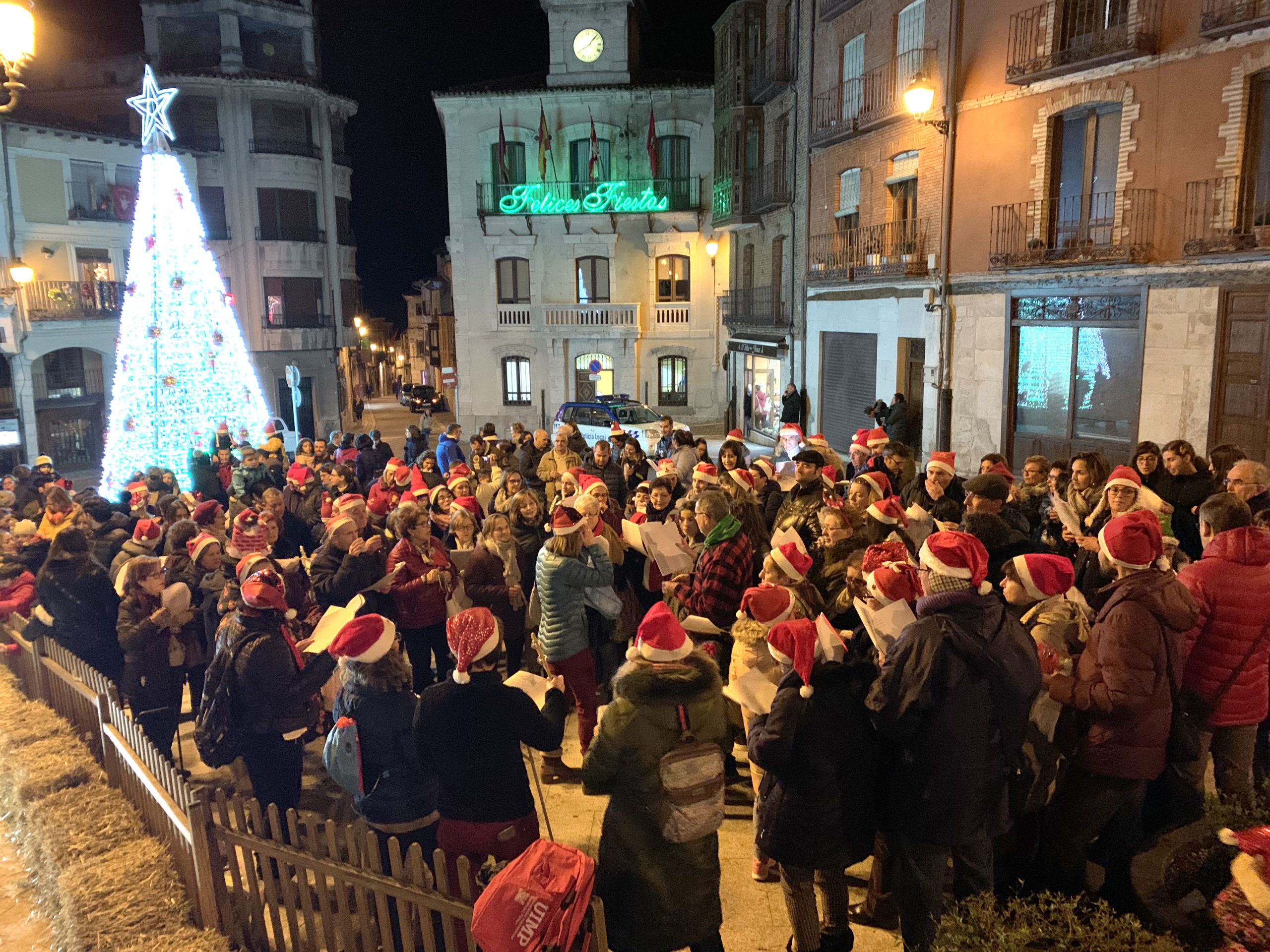 Los vecinos se unieron a la Coral Cuellarana para cantar.