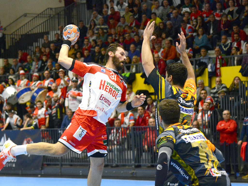 El jugador del Viveros Herol Nava Adrián Rosales intenta superar la defensa del contrincante. / A. MARUGÁN