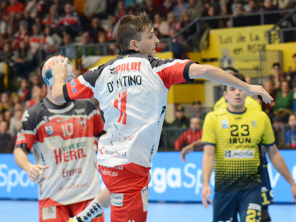 El jugador del Viveros Herol Nava Nicolo D'Antiono se dispone a lanzar a puerta desde la banda. / A. MARUGÁN