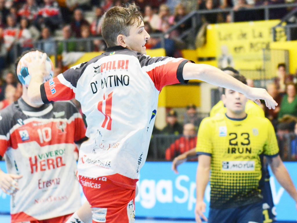 Nicolo culmina una acción ofensiva por el extremo durante el partido ante el Bidasoa / AMADOR MARUGÁN