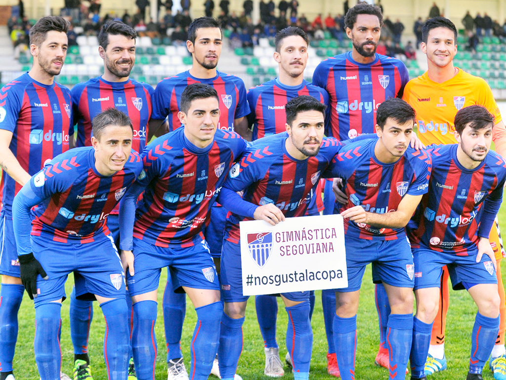 El equipo de la Gimnástica Segoviana, con un hastag que promociona el partido de Copa en Twitter. / KAMARERO