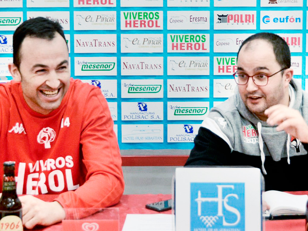 Carlos Villagrán (izq.) y Dani Gordo, en la previa del encuentro que disputará el Viveros Herol en Navarra. / A. MARUGÁN