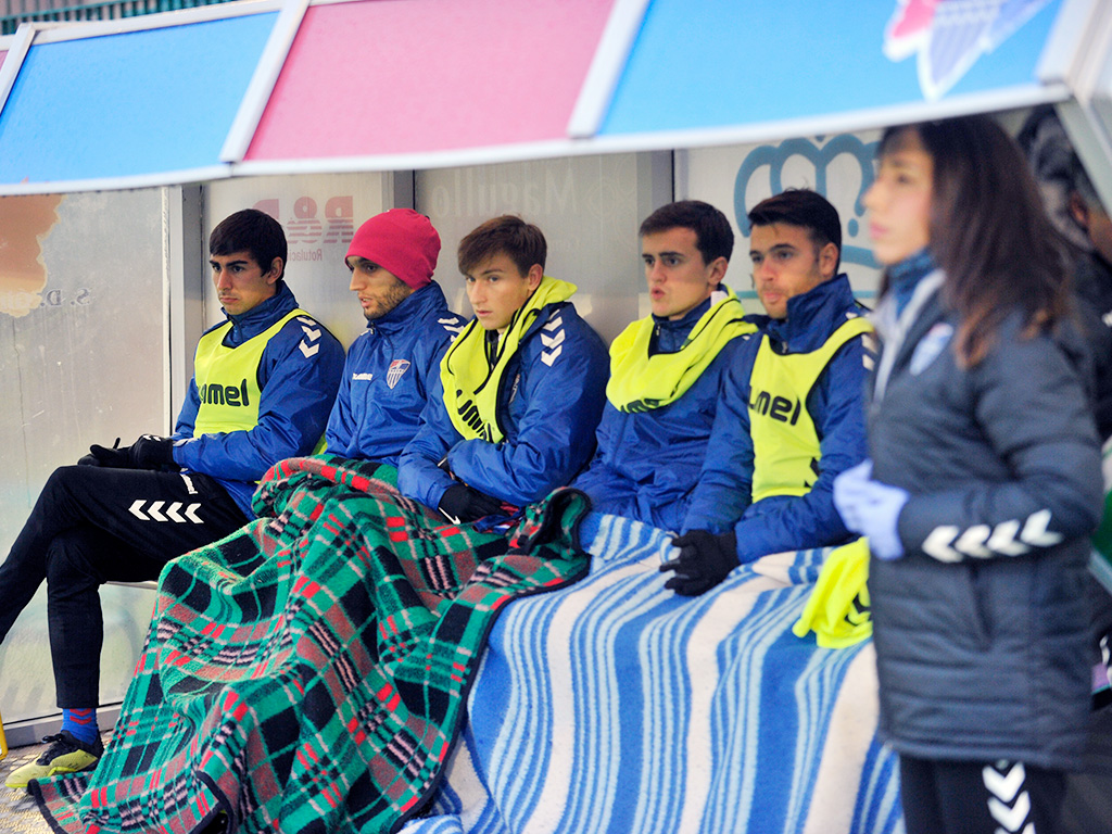 Los integrantes del banquillo de la Gimnástica Segoviana el pasado domingo, en los prolegómenos del encuentro ante el Júpiter Leonés. / KAMARERO