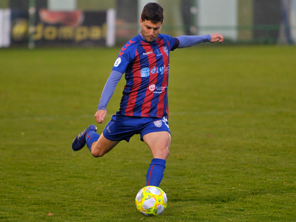 El capitán de la Gimnástica Segoviana, Manuel Olmedilla ‘Manu’ se dispone a sacar una falta en largo. / KAMARERO