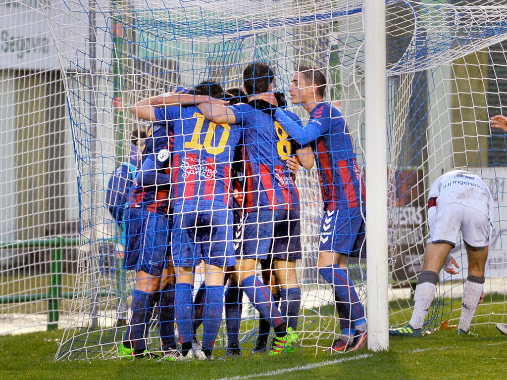 Los jugadores de la Segoviana abrazan a Diego Gómez después de conseguir el 1-0 que abría el camino de la victoria del equipo azulgrana sobre el Júpiter Leonés. / KAMARERO