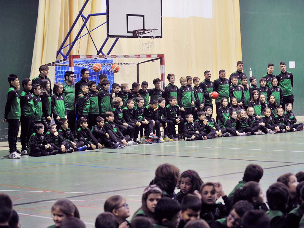 Varios equipos del CD Claret, unidos en la presentación oficial del club en el pabellón del colegio segoviano. / KAMARERO