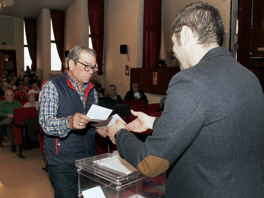 Un socio de la Gimnástica Segoviana ejerce su derecho al voto en la última votación que realizó el club. / NEREA LLORENTE