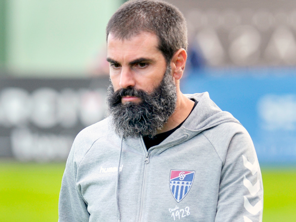 Ramsés, pensativo durante un partido de la Segoviana. / NEREA LLORENTE