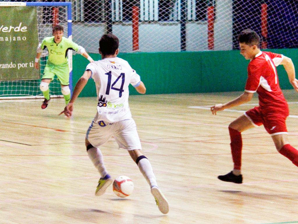 El jugador valverdano Darío encara el marco contrario. / SUSANA CASTILLEJO